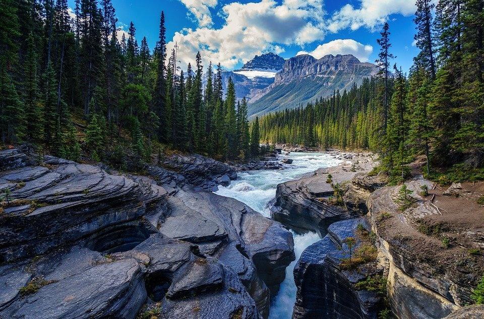 Poesia di Vincenzo Fiaschitello Il liquido fluire del fiume